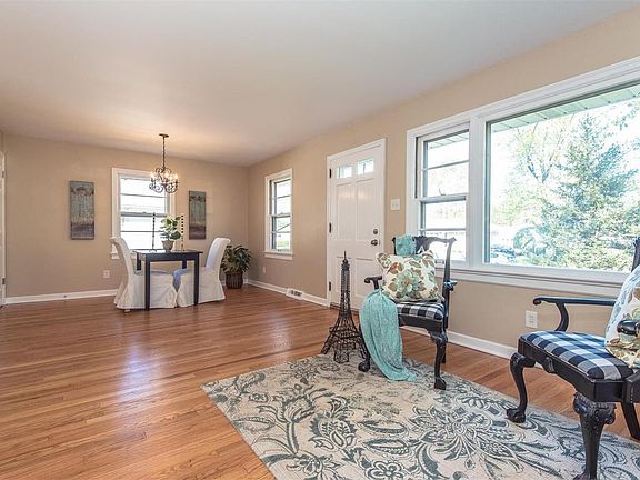 3rd image of 6 Louise Ct
