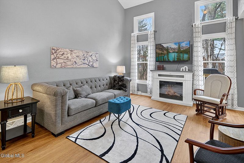 3rd image of 525 Highwood Circle