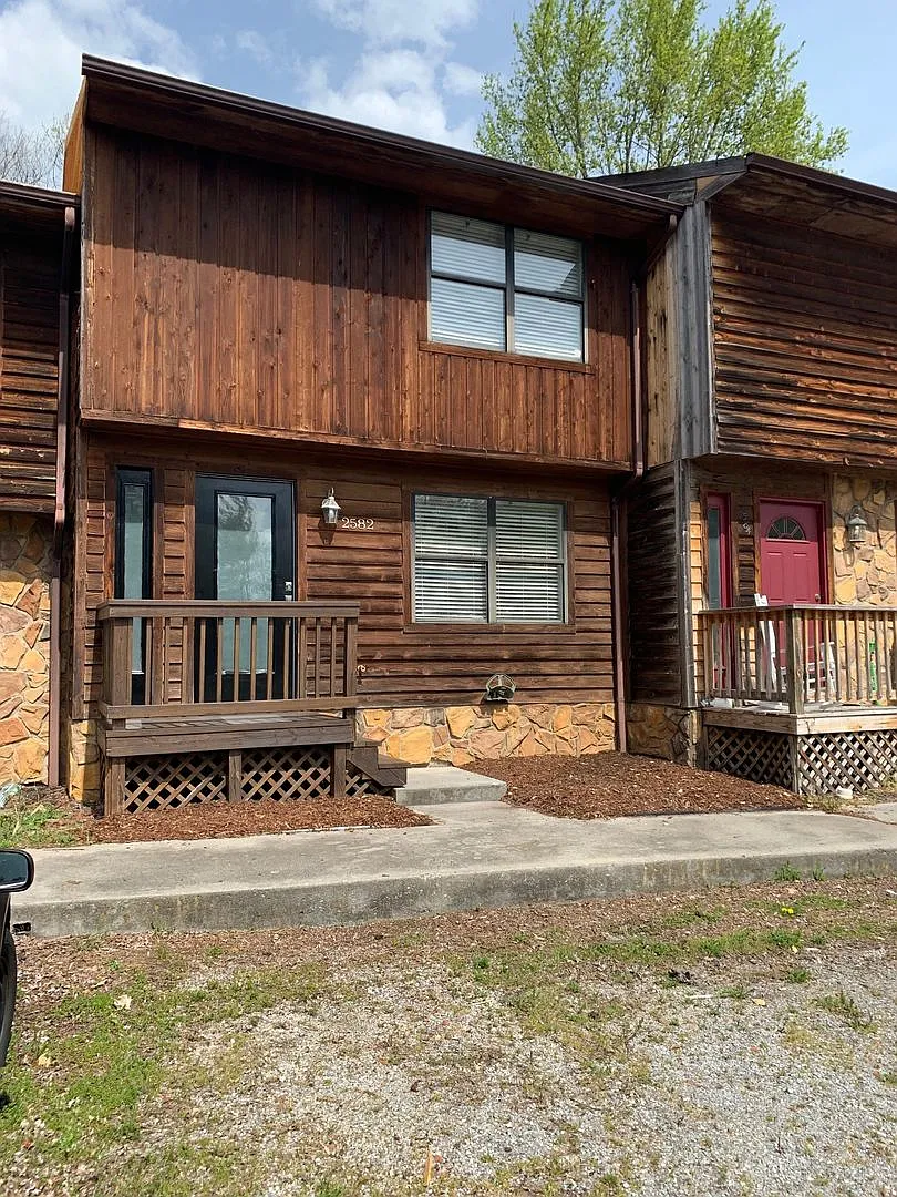 2 Bedroom 2 Bath Townhouse — Photo 3