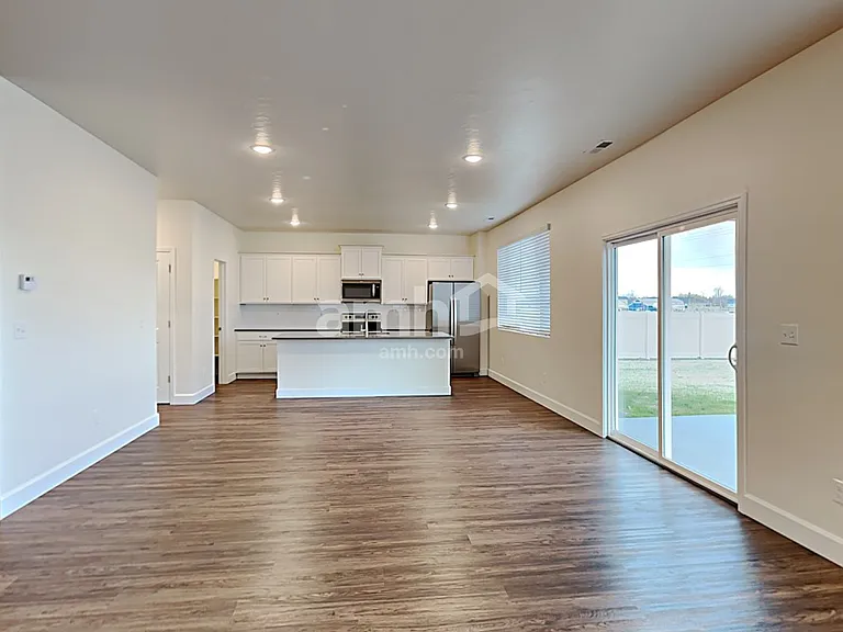 981 N Barkvine Ave — Photo 5