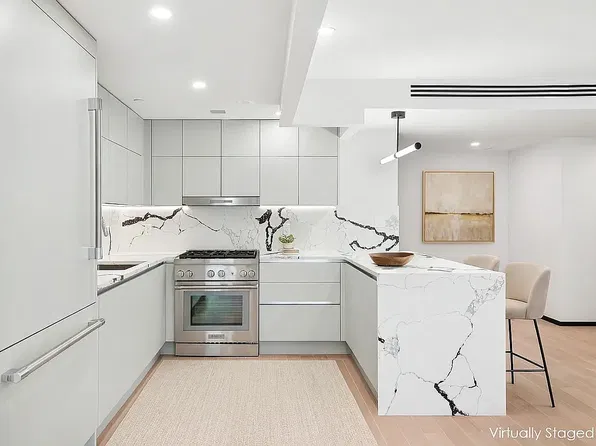 350 W 44th St #305, New York, NY 10036