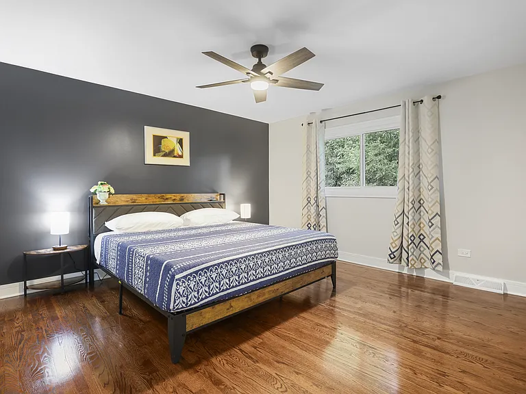 8S045 Hudson St — Photo 11