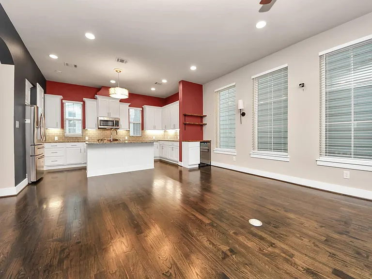 2704 Freund St — Photo 11