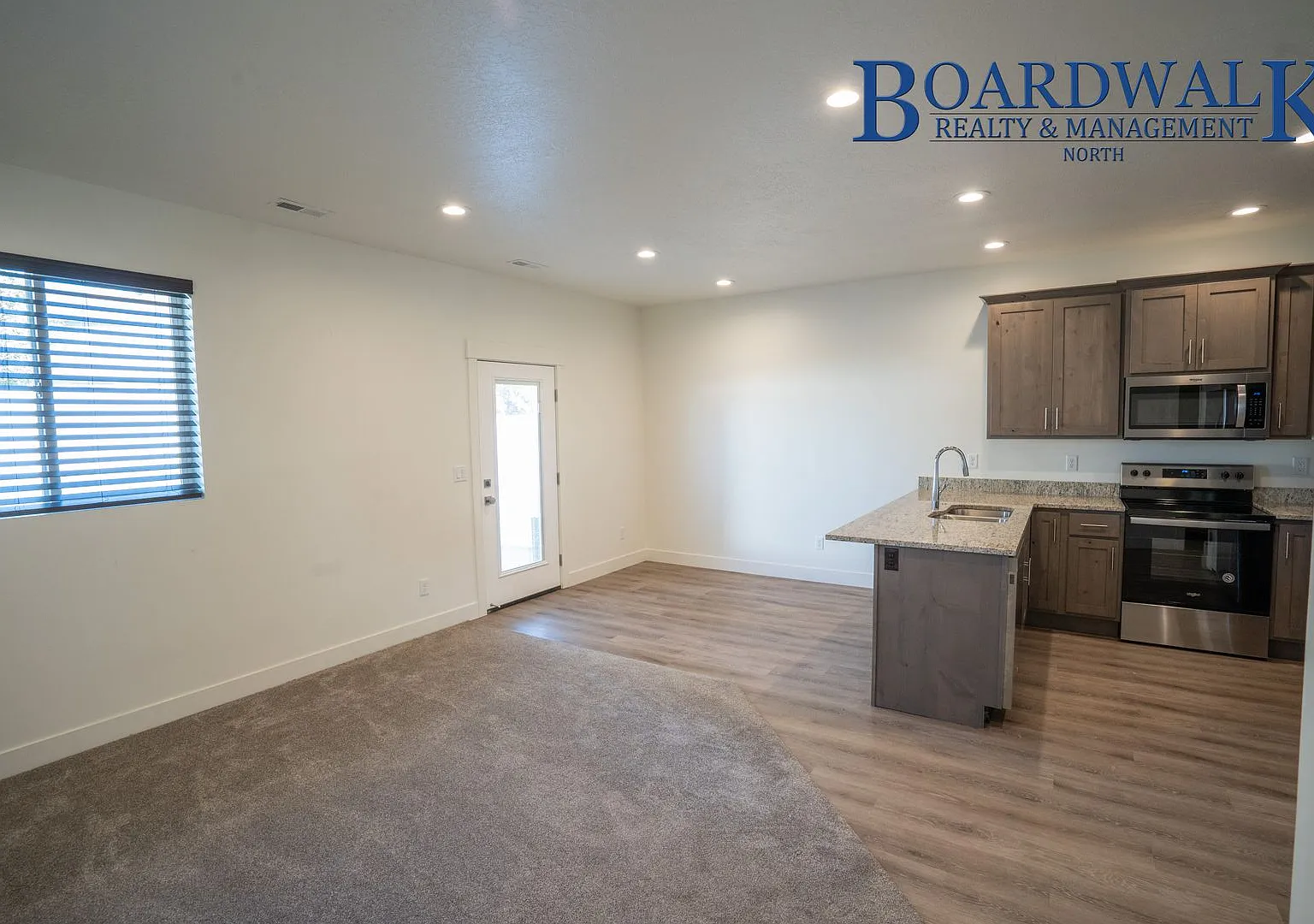 Great 3 Bedroom Townhome with Garage — Photo 4