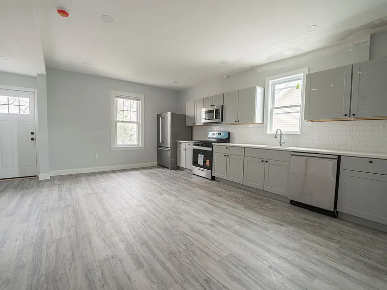 194 N Chestnut St — Photo 6