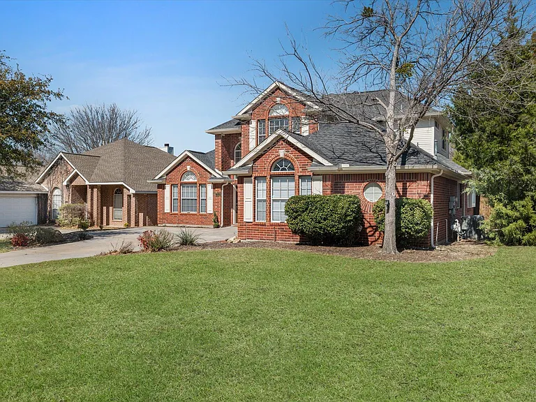 7914 Kristina Dr — Photo 3