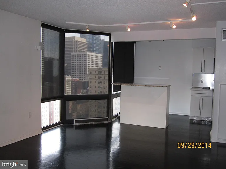 2020 Walnut St #20H — Photo 8
