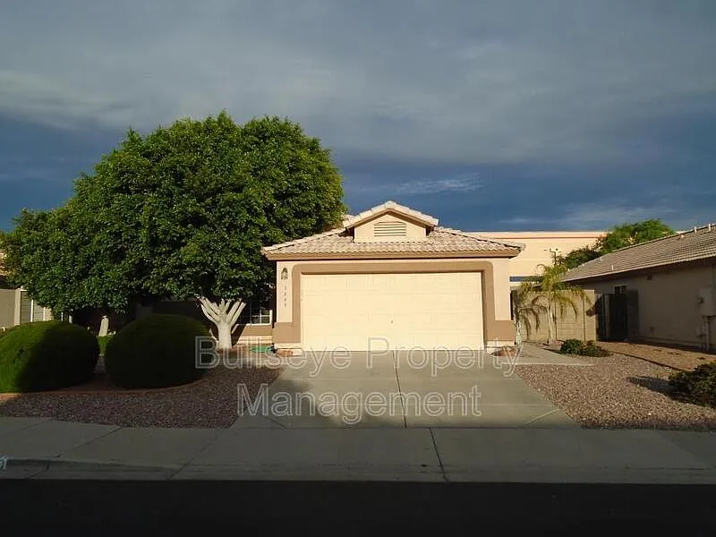 3 bed, 2.0 bath, 1279 sqft, $1,975 — Photo 2