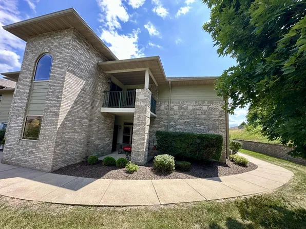 470 N Silverbrook DRIVE #202, West Bend, WI 53090