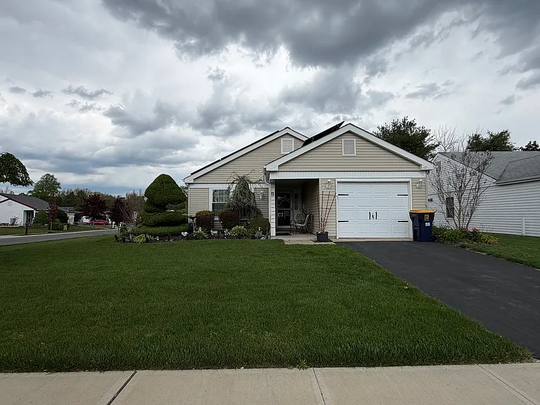 96 Buckingham Dr N — Photo 2