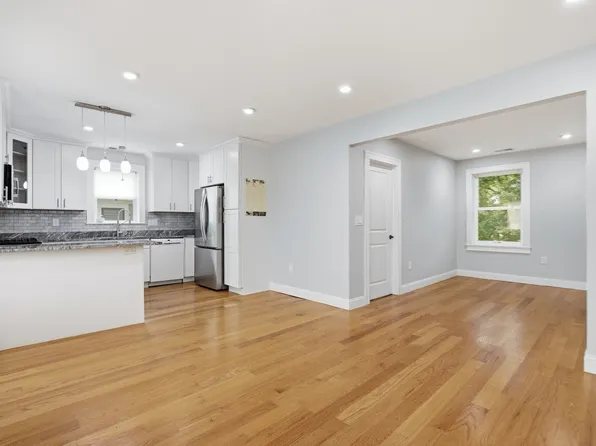 28 Beecher Pl #B, Newton, MA 02459