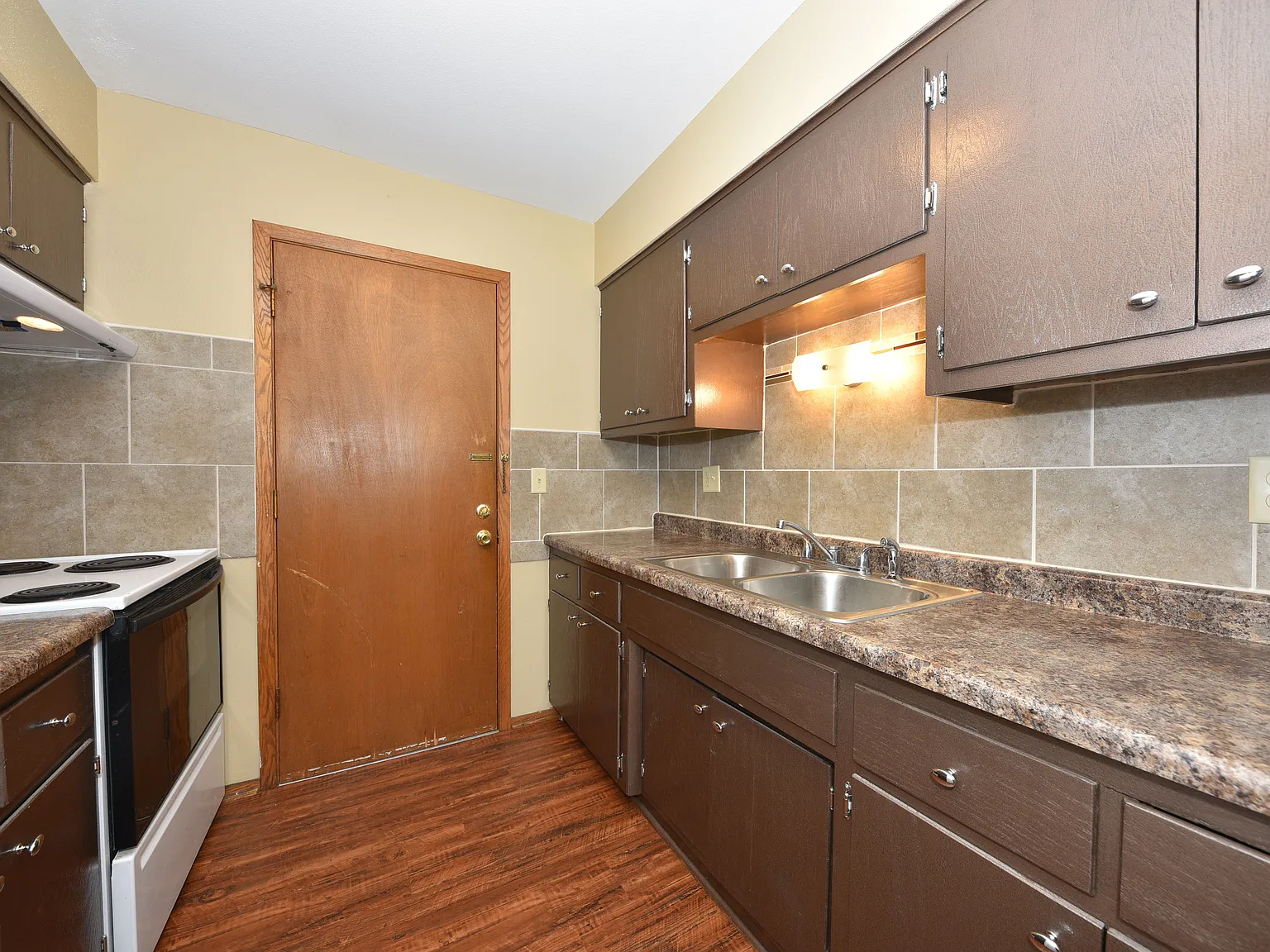 2 bed, 1.5 bath, 1100 sqft, $1,395 — Photo 3