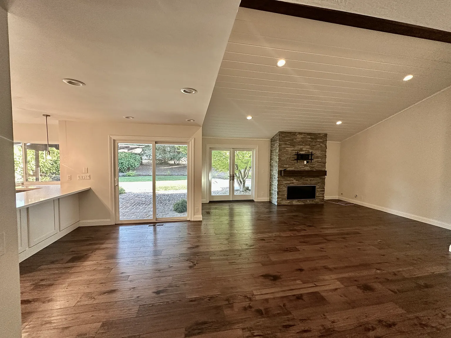 4 bed, 2.5 bath, 2494 sqft, $7,300 — Photo 4