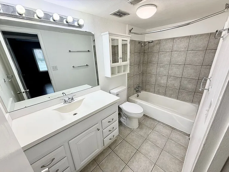 495 E Creekside Cir #D — Photo 5