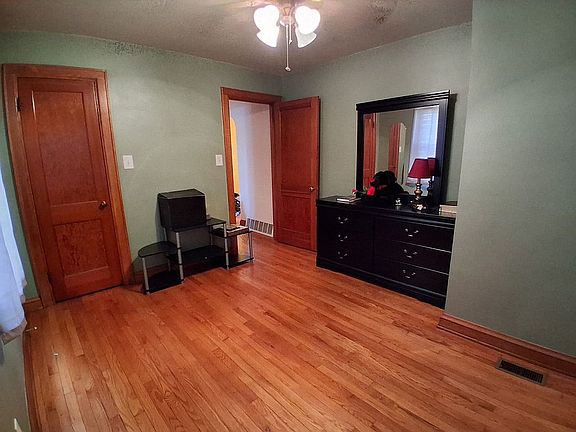 5th image of 2831 Washington Ave