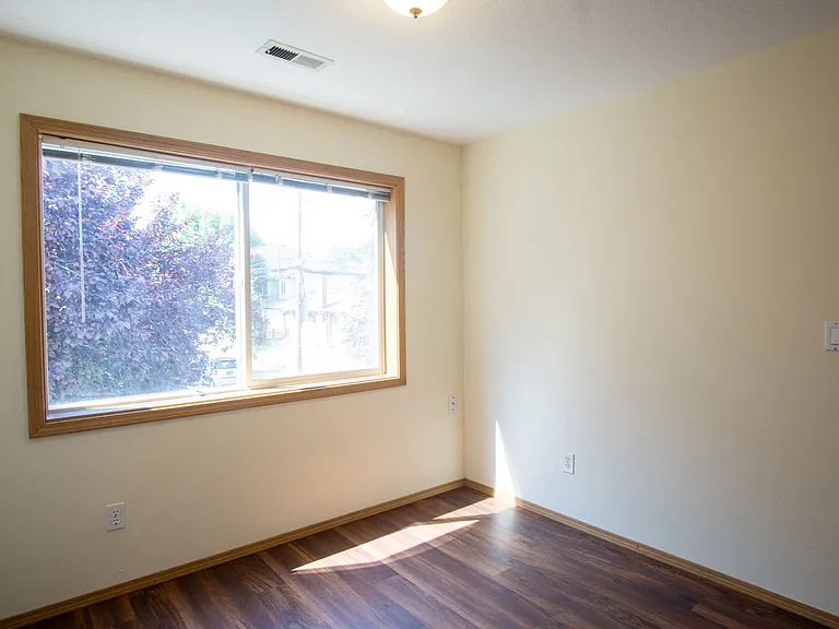Great Piedmont 3 Bdr Townhouse w/Fireplace, DW + Garage! — Photo 22