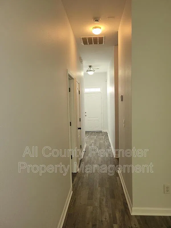 2 bed, 2.0 bath, 1087 sqft, $2,050 — Photo 2