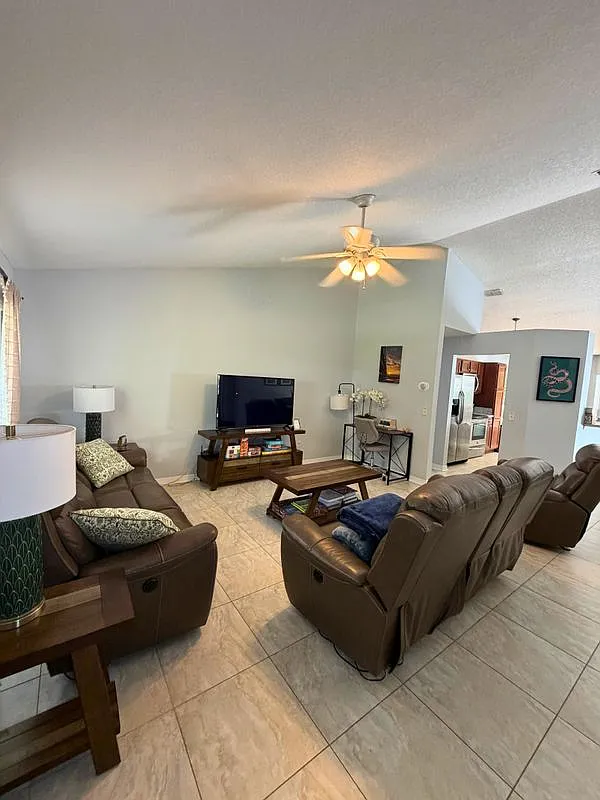 3 bed, 2.0 bath, 1358 sqft, $3,200 — Photo 3