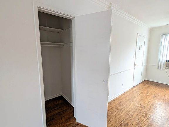 3rd image of 11047-11053 Moorpark St #11047-04