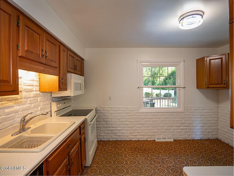 3rd image of 10 Woodhall Lane