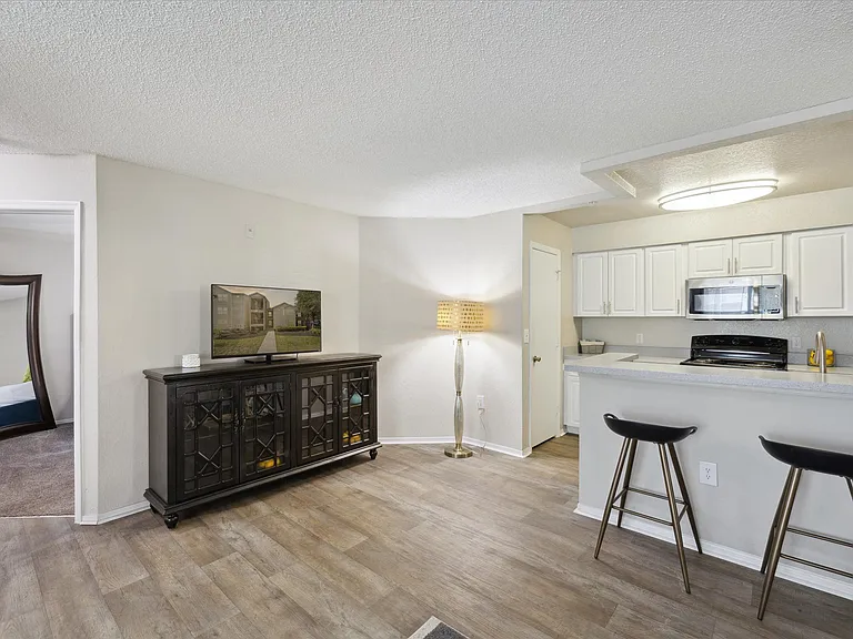2 Bedroom (Renovated) - 2 Bed / 2 Bath - 962 Sq.Ft.