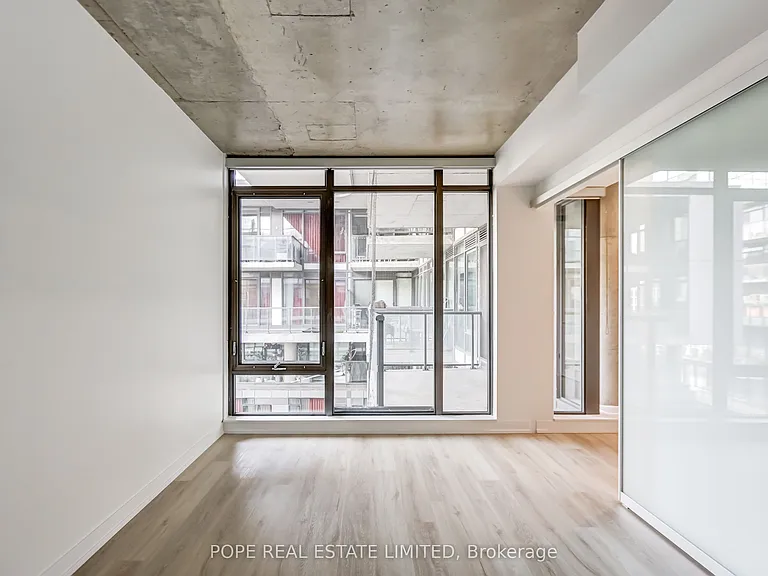 560 King St W #726 — Photo 20