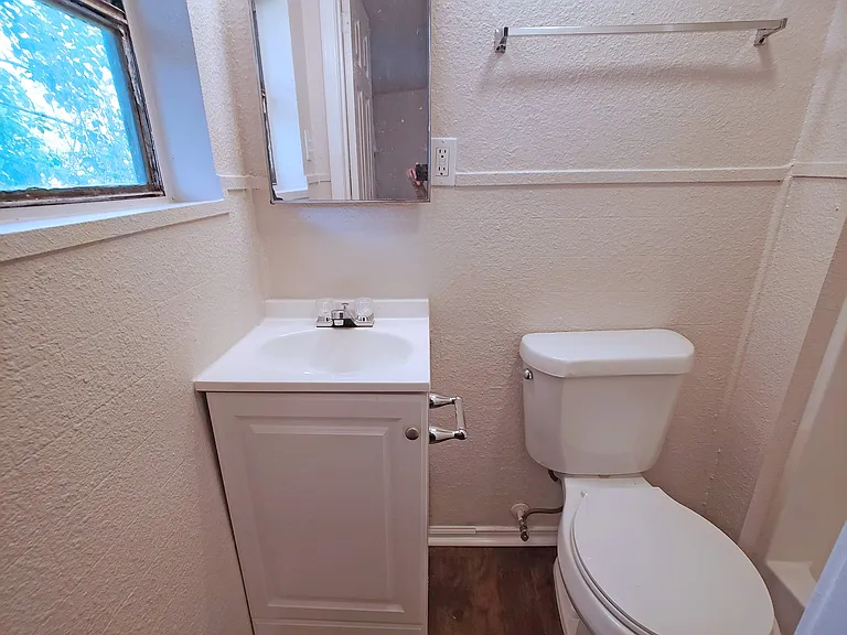 1529 N Walters St — Photo 25