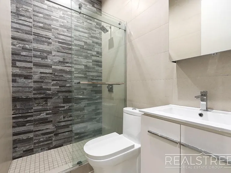 697 De Kalb Ave #2R — Photo 5