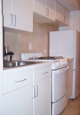 Rented by Perry Associates NYC Inc | media 18