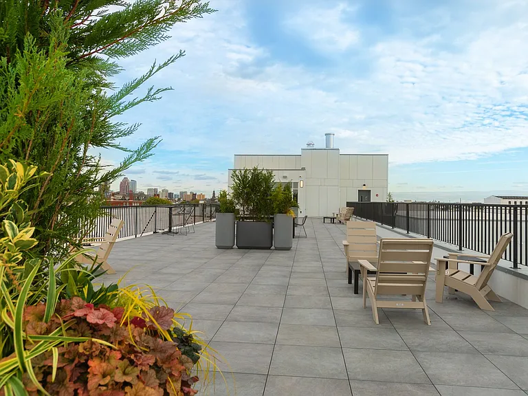 Graduate Pointe — Photo 122