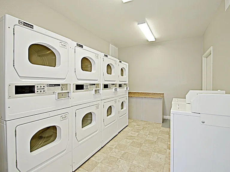 544 Southern Apartments — Photo 31