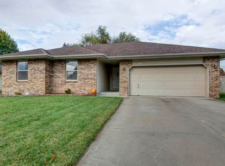 1121 N Hutchinson Ave, Springfield, MO 65803