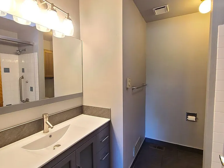 3425 E 61st Ave — Photo 22