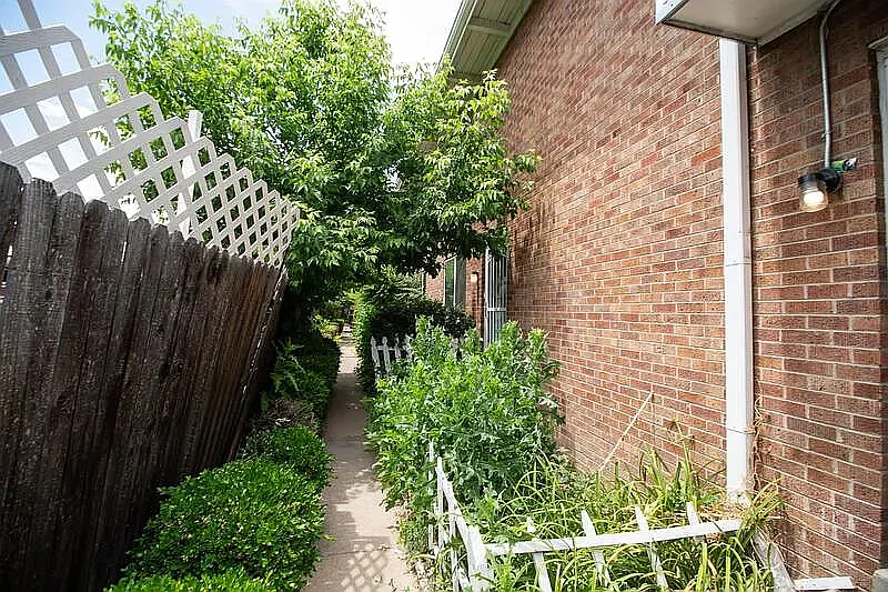 2 bed, 1010 sqft, $1,340 — Photo 2