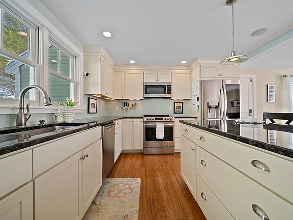 5th image of 5 Tuxbury Ln