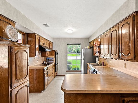 3rd image of 3301 Canterbury Dr