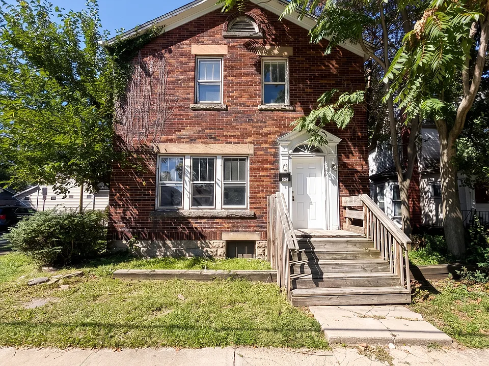 442 E 8th St