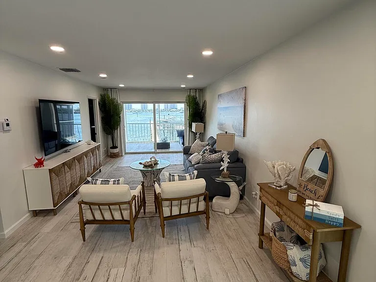 370 Wilma Cir #6 — Photo 7