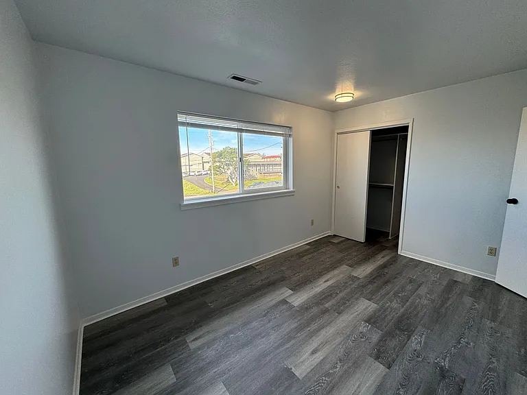 637 SW 9th St — Photo 39