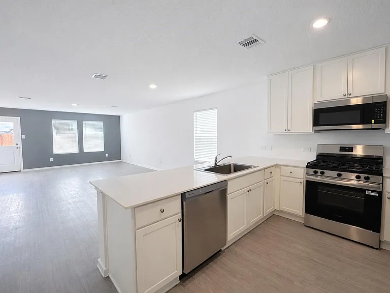 15684 Plum Brook Dr — Photo 3