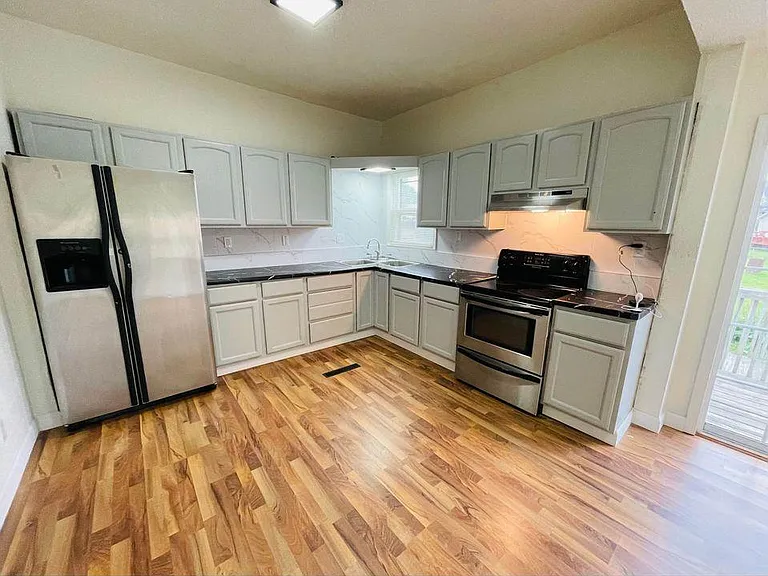 112 W Lincoln St — Photo 2