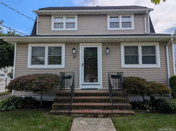 20 Sylvester Pl, Lynbrook, NY 11563