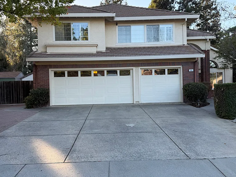1885 Justino Dr — Photo 2