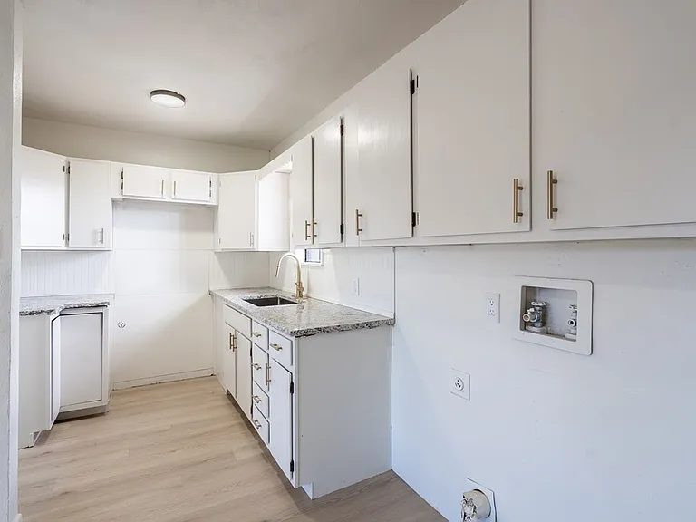 504 Howard Dr — Photo 5