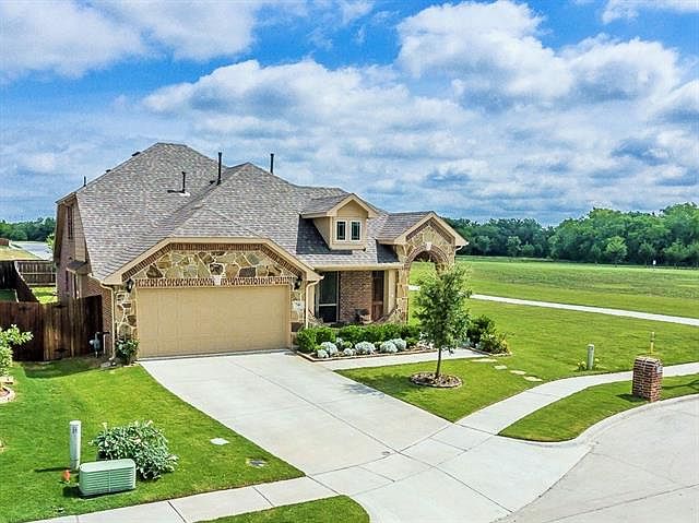 1st image of 700 Chatsworth Dr