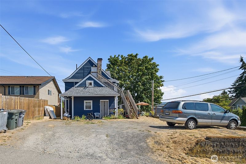 5th image of 3432 Lombard Avenue