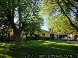 612 N Lake Of The Woods Rd, Mahomet, IL 61853