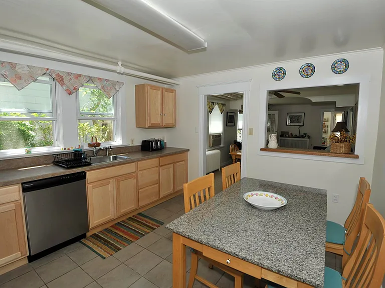 1035 Bay Ave #1 — Photo 4