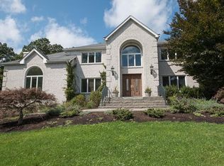 4 Lynn Dr, Chestnut Ridge, NY 10977