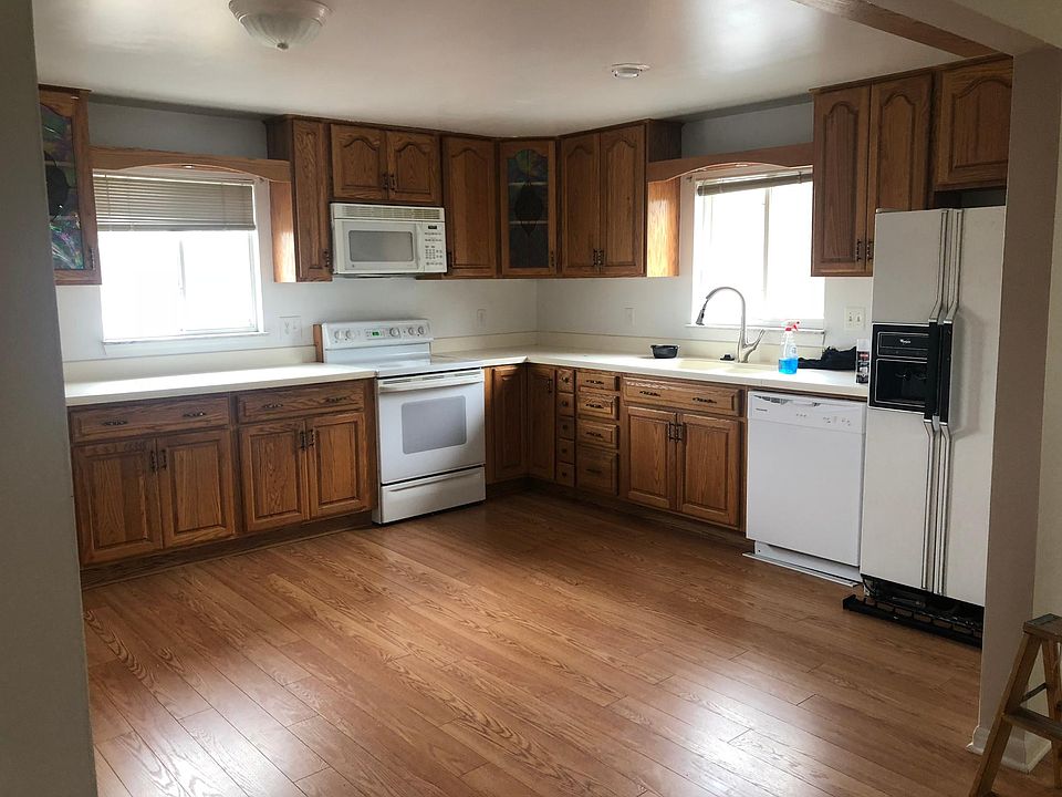 kitchen with oak cabinets and all appliances